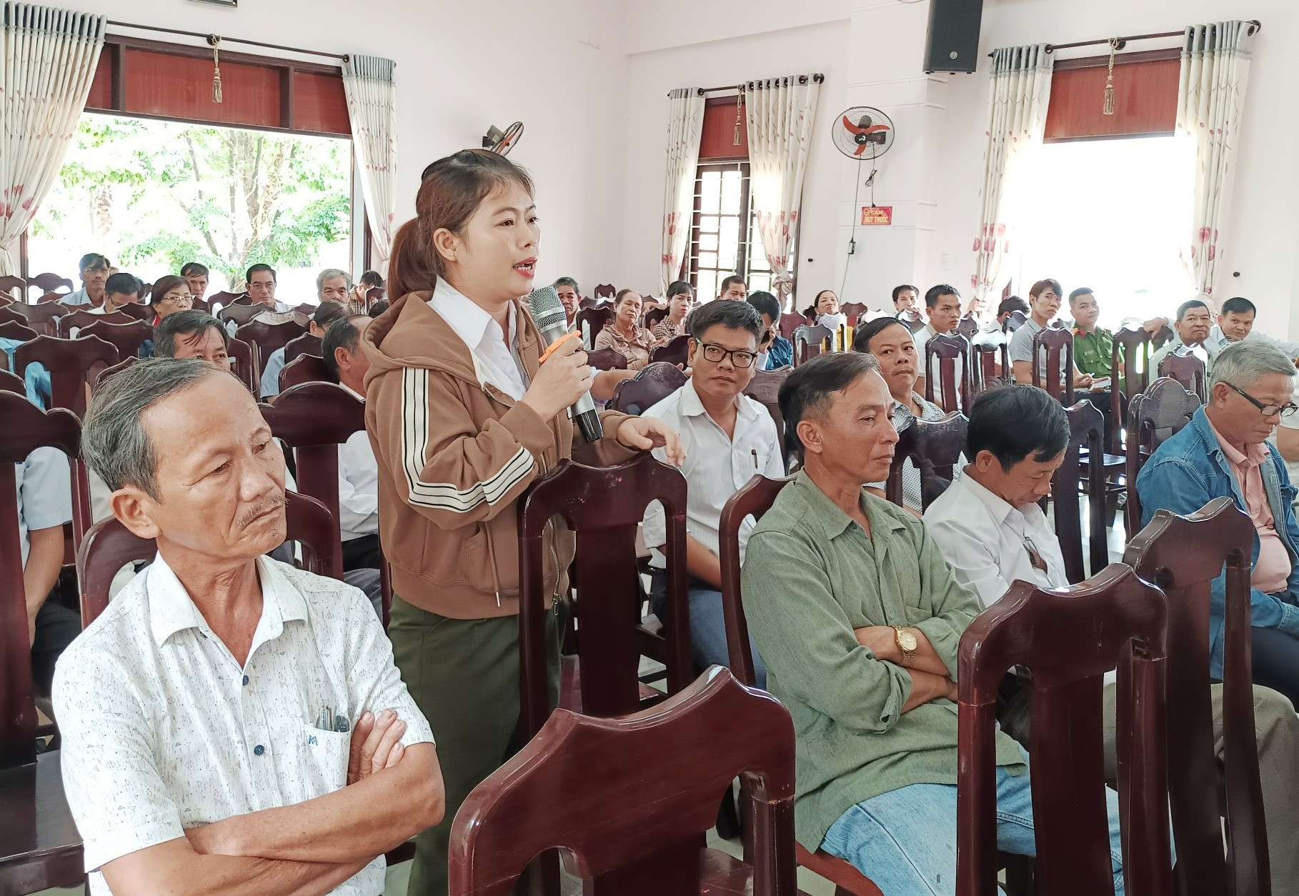Người dân huyện Duy Xuyên thẳng thắn chỉ ra những tồn tại trong công tác giải quyết hồ sơ tiếp công dân tại một số cơ quan, đơn vị