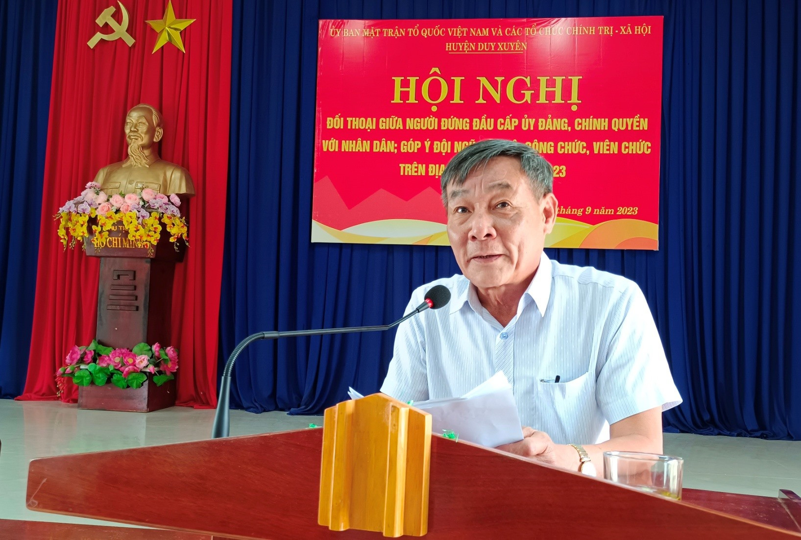 Ông Nguyễn Công Dũng – bí thư huyện ủy, chủ tịch HĐND huyện trả lời ý kiến của người dân.
