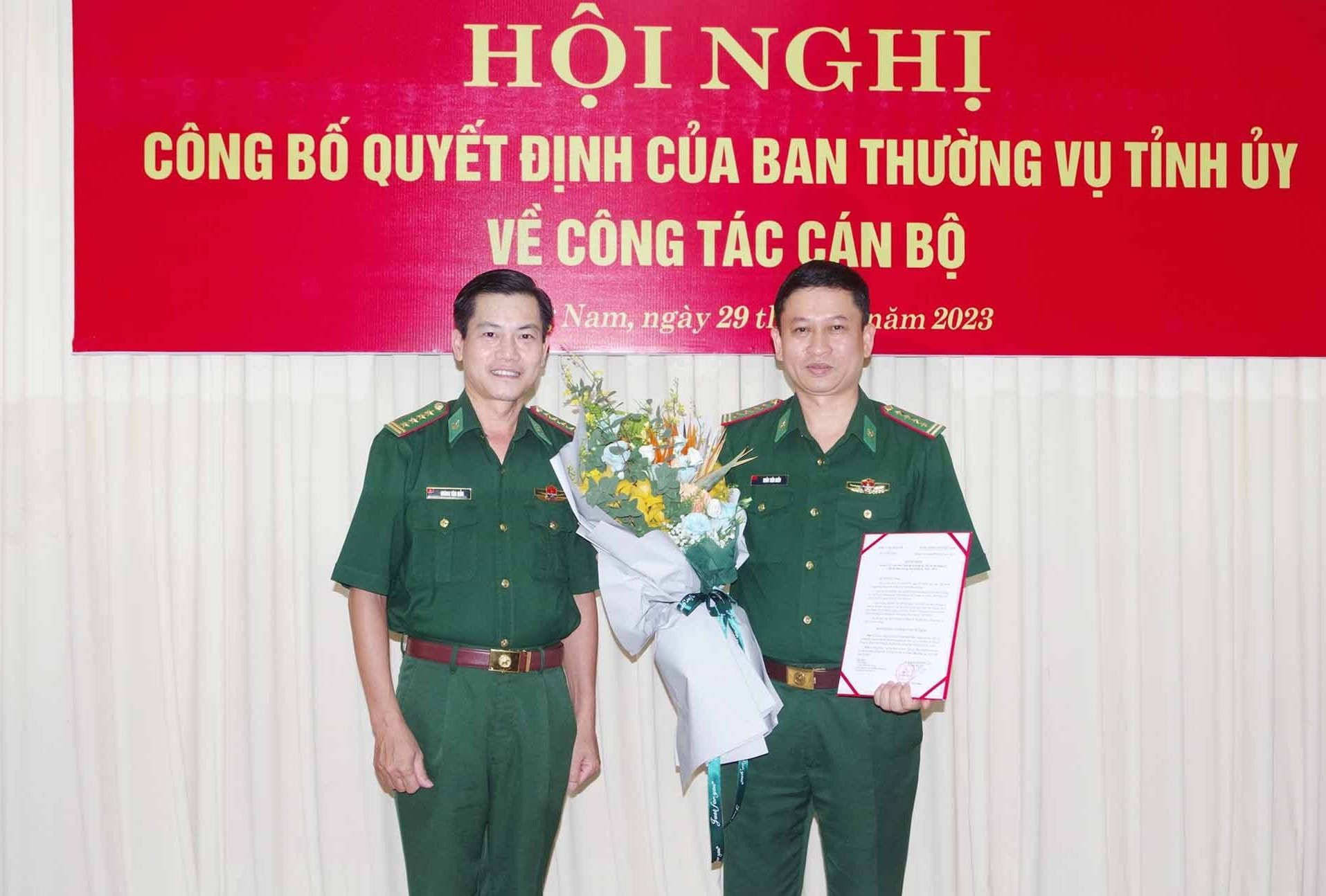 Đại tá Hoàng Văn Mẫn – Bí thư Đảng ủy, Chính ủy BĐBP tỉnh tặng hoa chức mừng Đại tá Trần Tiến Hiền. Ảnh: HỒNG ANH