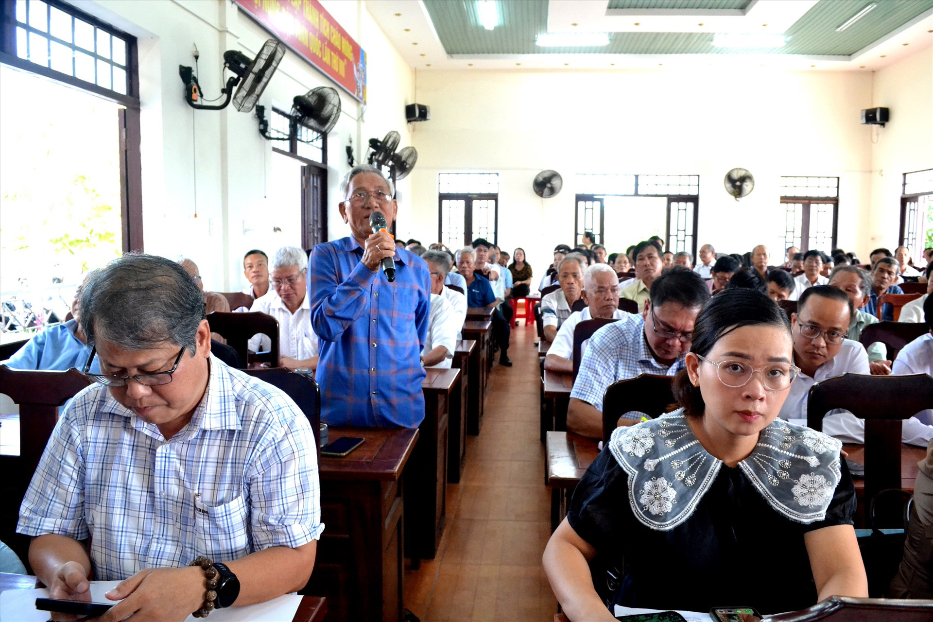 Cử tri thị xã Điện Bàn phát biểu kiến nghị đến Đoàn đại biểu Quốc hội tỉnh. Ảnh: Q.VIỆT