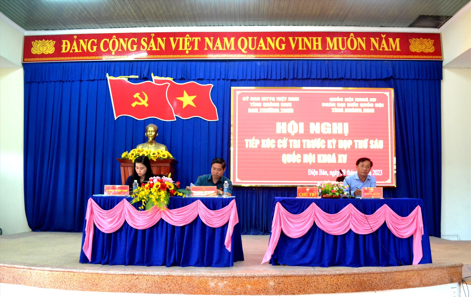 Ddaaij biểu Quốc hội tỉnh và chủ tì buổi tiếp xúc cử tri thị xã Điện Bàn. Ảnh: Q.VIỆT