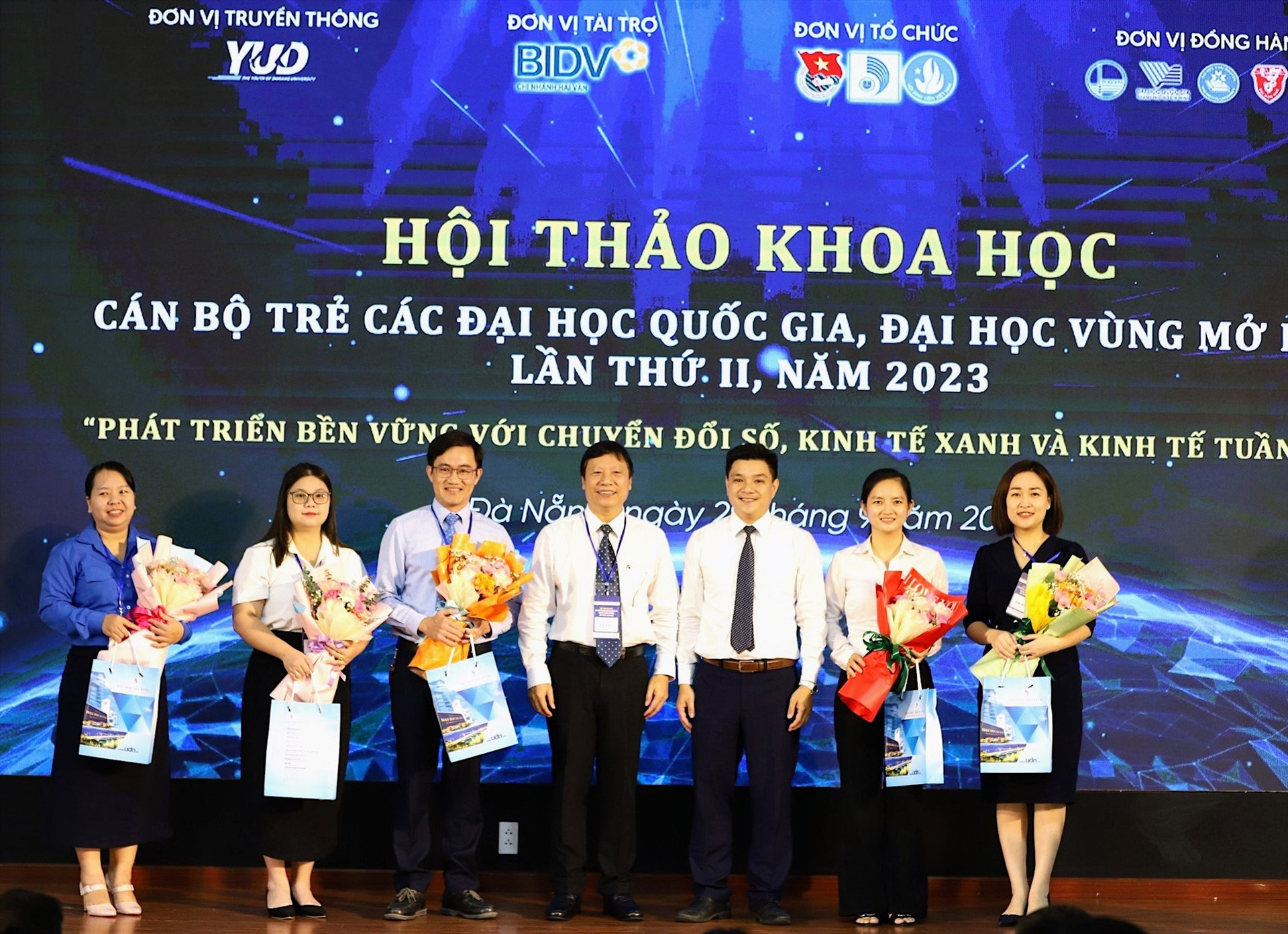 Lãnh đạo ĐHĐN tặng hoa các diễn giả và các đơn vị đồng hành tổ chức Hội thảo. Ảnh NTB