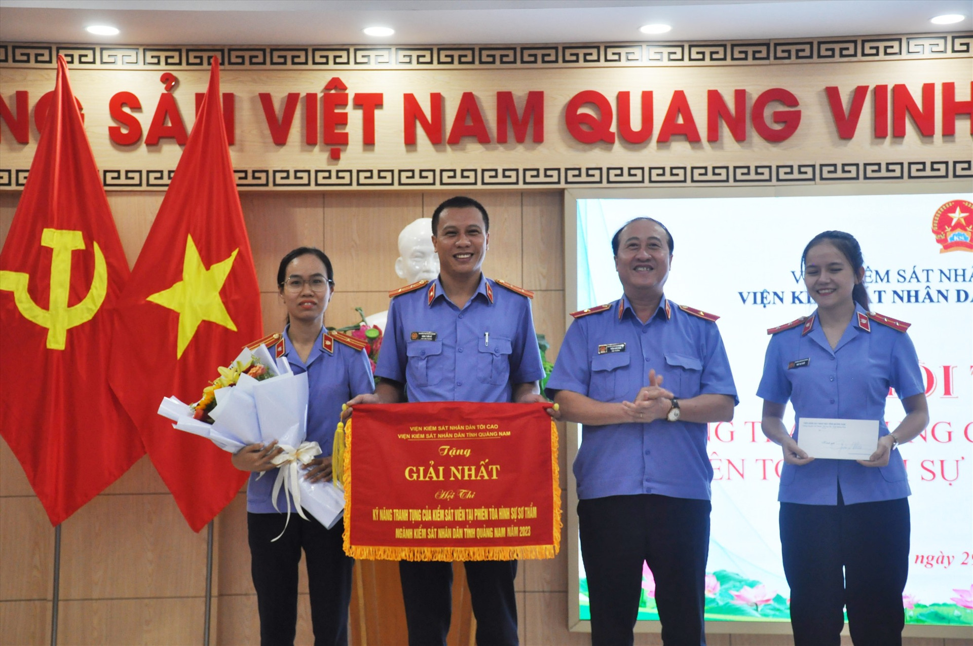 Ông Trần Hoài Nam - Viện trưởng Viện KSND tỉnh trao giải Nhất cho đội thi Viện KSND thị xã Điện Bàn. Ảnh: N.Đ