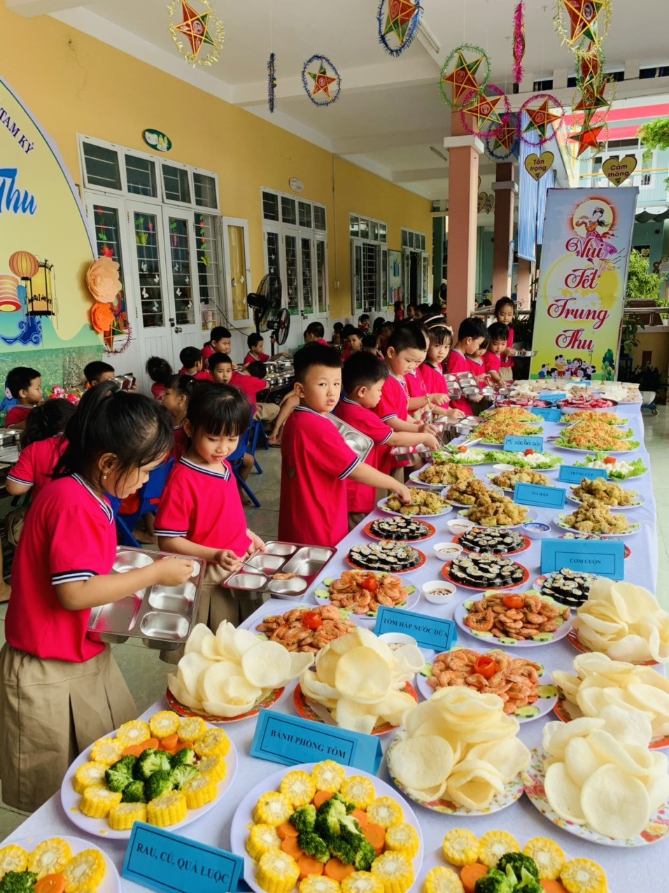 Tổ chức tiệc buffet dịp Tết Trung thu cho trẻ ở Trường Mẫu giáo Hoa Sen. Ảnh: M.D