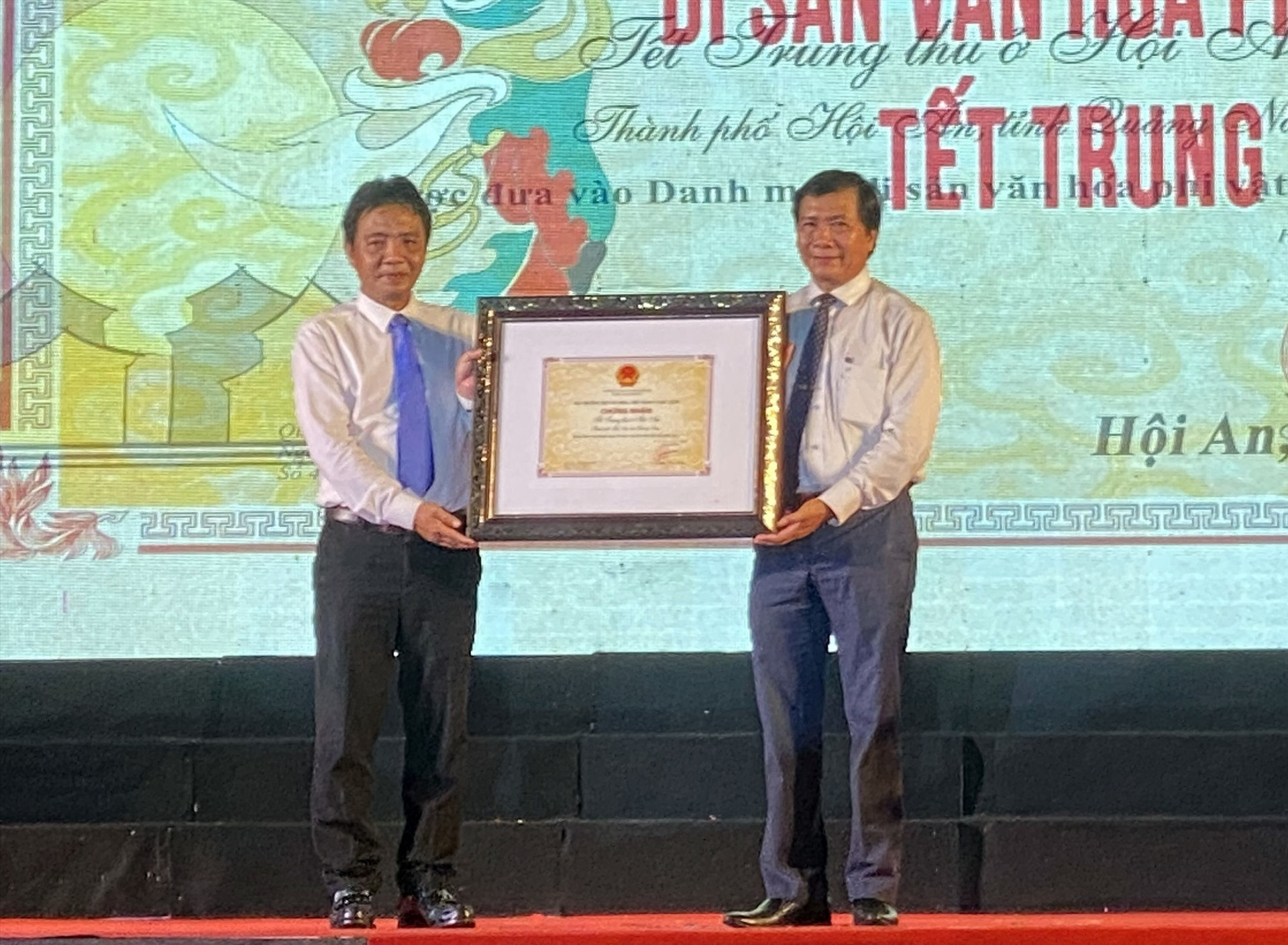 Deputy Minister of Culture, Sports and Tourism Hoang Dao Cuong (left) and the leader of Hoi An city.