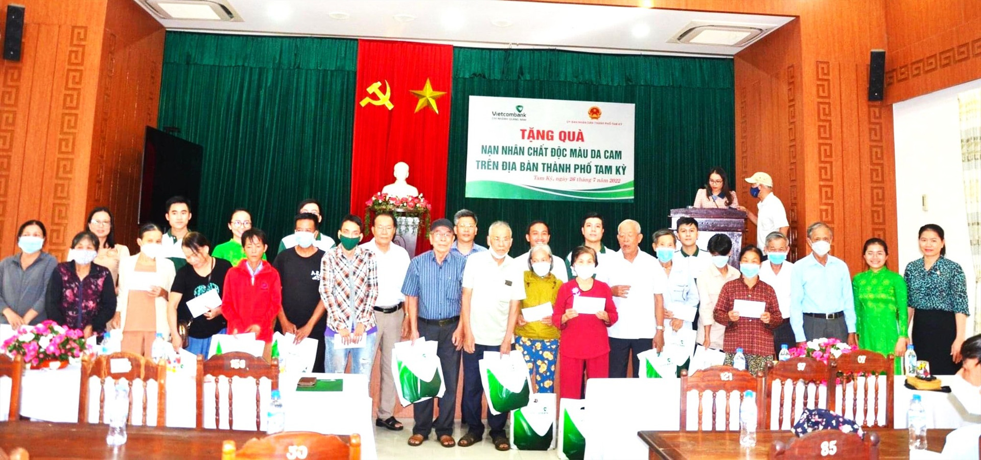 Ngân hàng Vietcombank Quảng Nam tặng quà nạn nhân chất độc da cam trên địa bàn thành phố Tam Kỳ năm 2022.