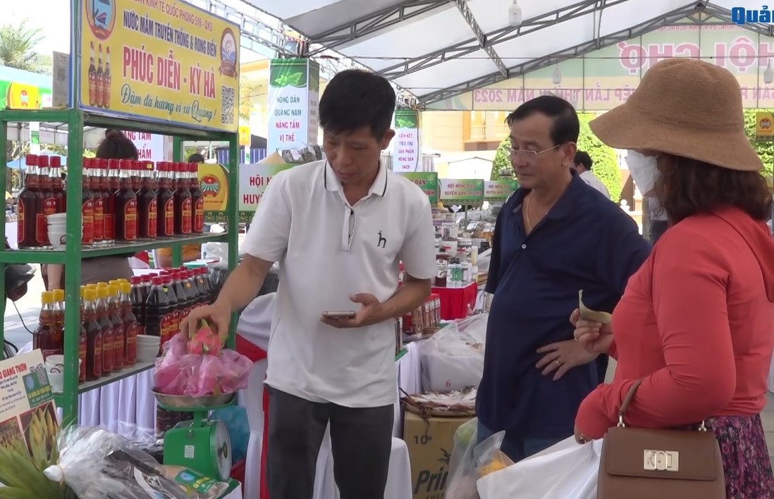 Sản phẩm của anh Tuấn tham gia hội chợ nông nghiệp được rất nhiều khách hàng quan tâm. Ảnh: M.L