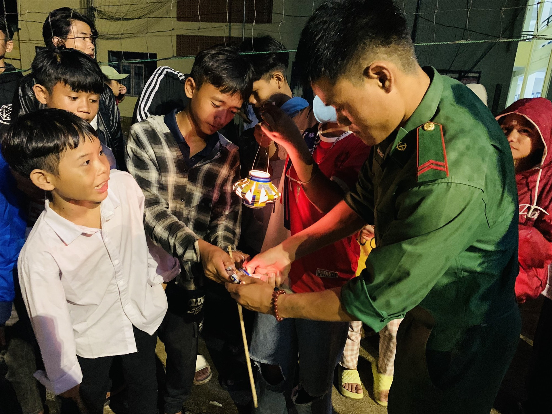 Chiến sĩ biên phòng tặng đèn lồng cho học sinh vui Tết trung thu. Ảnh: MINH NHƠN