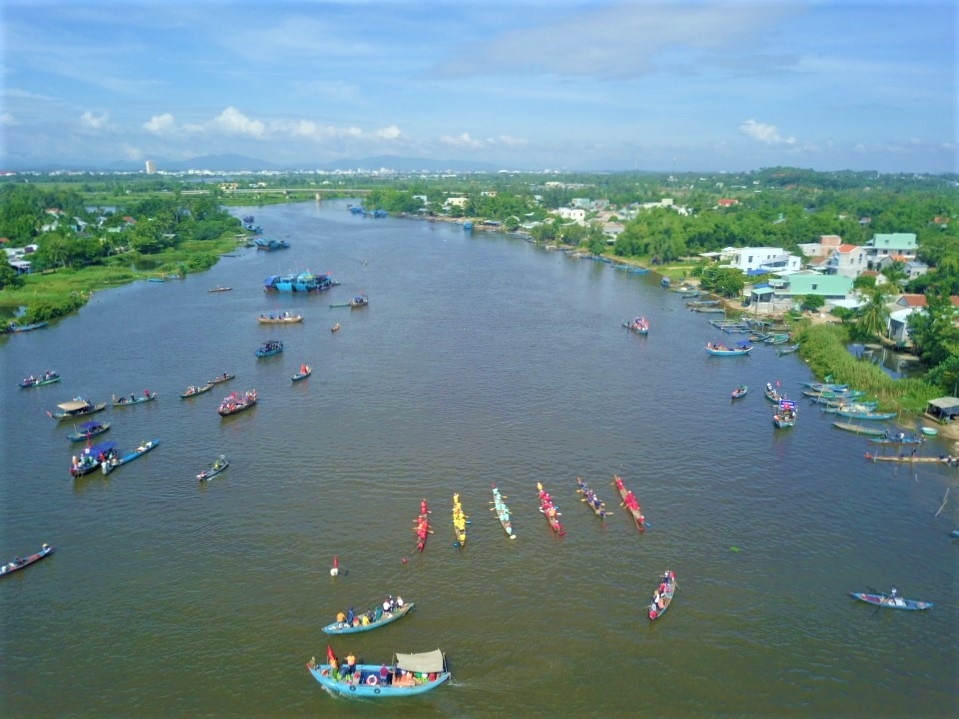 Khung cảnh các đội đua tranh tài trên sông Trường Giang. Ảnh: VT