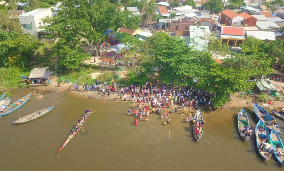 Khán giả tập trung đông đảo hai bên bờ sông để cổ vũ cho các đội đua. Ảnh: V.T