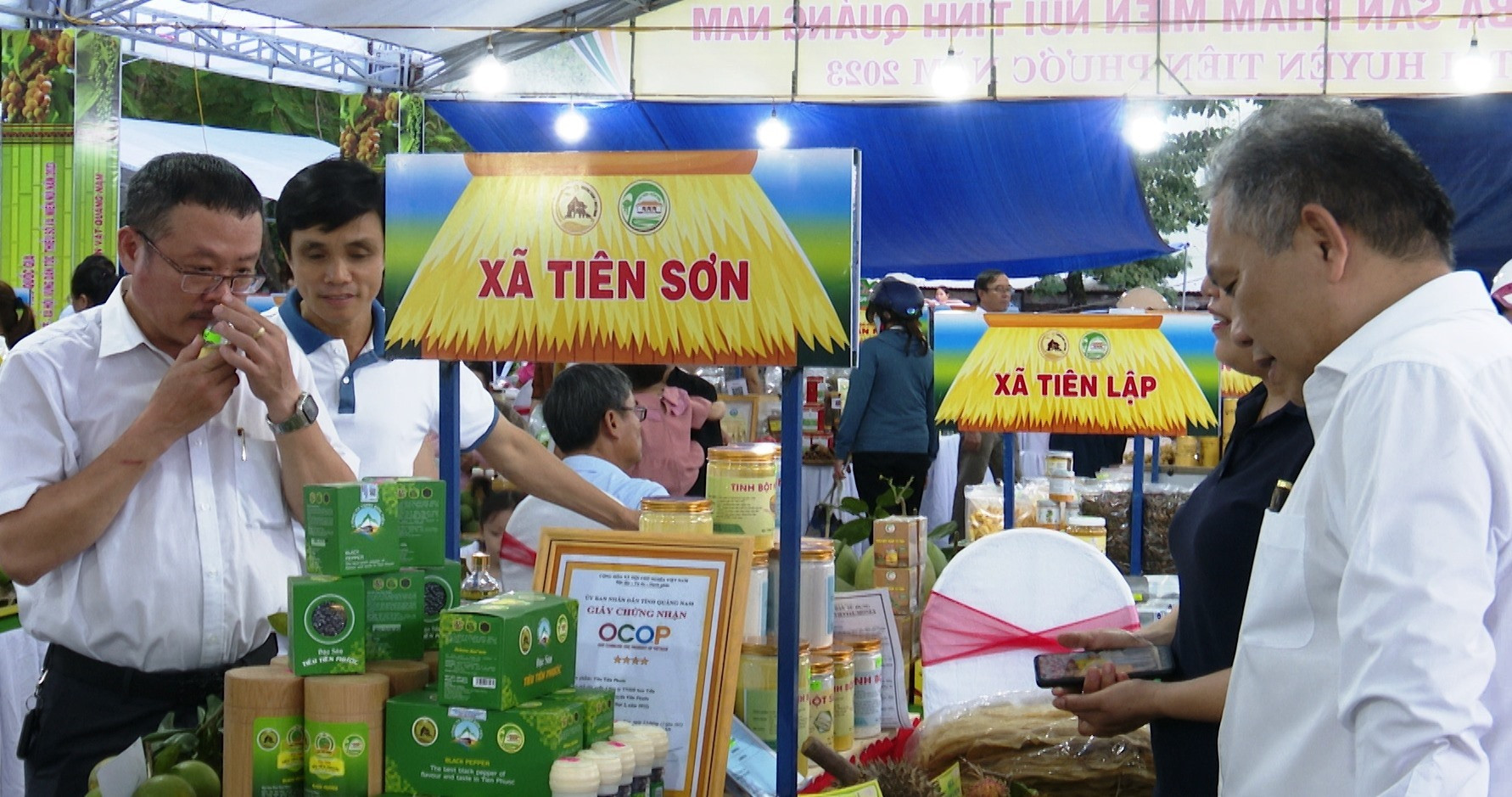 The festival attracts more than 80 booths from nearly 100 businesses, craft village establishments, cooperatives... in Quang Nam province.