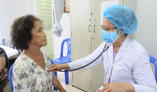 Người cao tuổi được khám sức khỏe miễn phí. Ảnh: Vietnam+