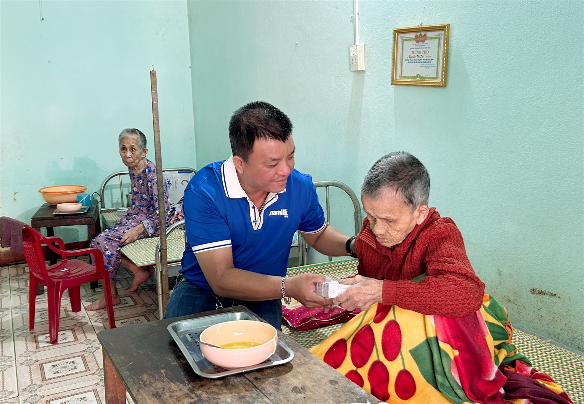 Đại diện Công đoàn Chi nhánh Công ty CP Sữa Việt Nam – Vinamilk tại Đà Nẵng ân cần thăm hỏi sức khỏe các cụ. Ảnh: PV