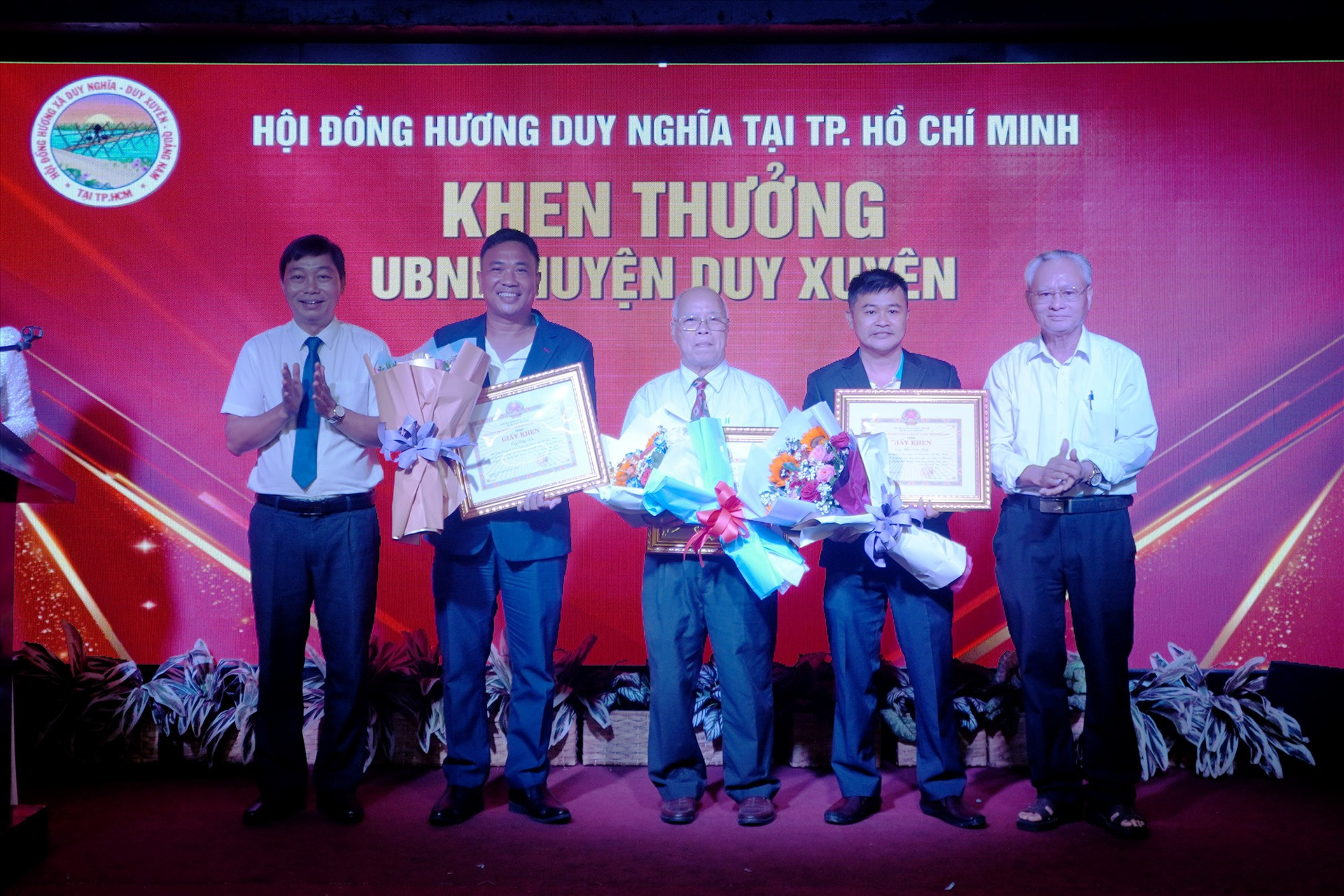UBND huyện Duy Xuyên trao bằng khen cho các cá nhân đồng hương Duy Nghĩa tại TP.Hồ Chí Minh. Ảnh: PHAN VINH