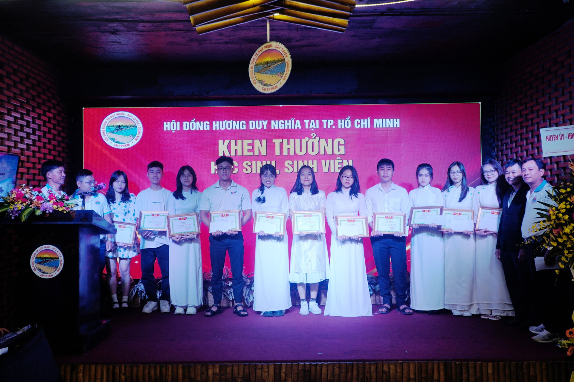Các em học sinh - sinh viên nhận quà khuyến học từ HĐH Duy Nghĩa tại TP.Hồ Chí Minh. Ảnh: PHAN VINH