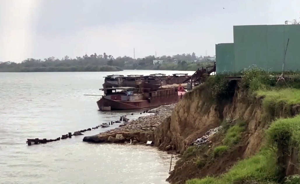 Một số đoạn bờ sông ở Điện Bàn bị sạt lở nặng nhưng chưa thể khắc phục được do thiếu kinh phí. Ảnh: V.L