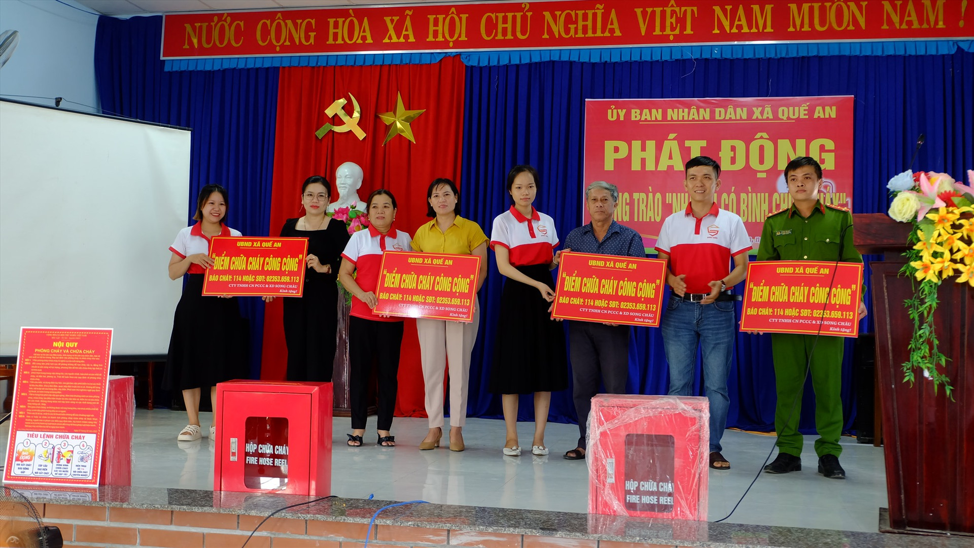 Công ty Song Châu trao tặng 4 điểm chữa cháy công cộng cho UBND xã và các trường học tại xã Quế An. Ảnh: M.L