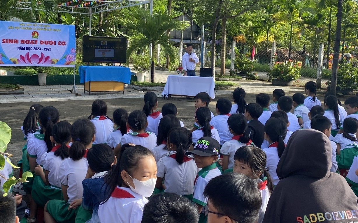 Trường Tiểu học Nguyễn Bá Ngọc (xã Trà Sơn, Bắc Trà My) tổ chức sinh hoạt dưới cờ, truyền thông giáo dục sức khỏe, nâng cao nhận thức phòng chống bệnh đau mắt đỏ. Ảnh: N.Bình