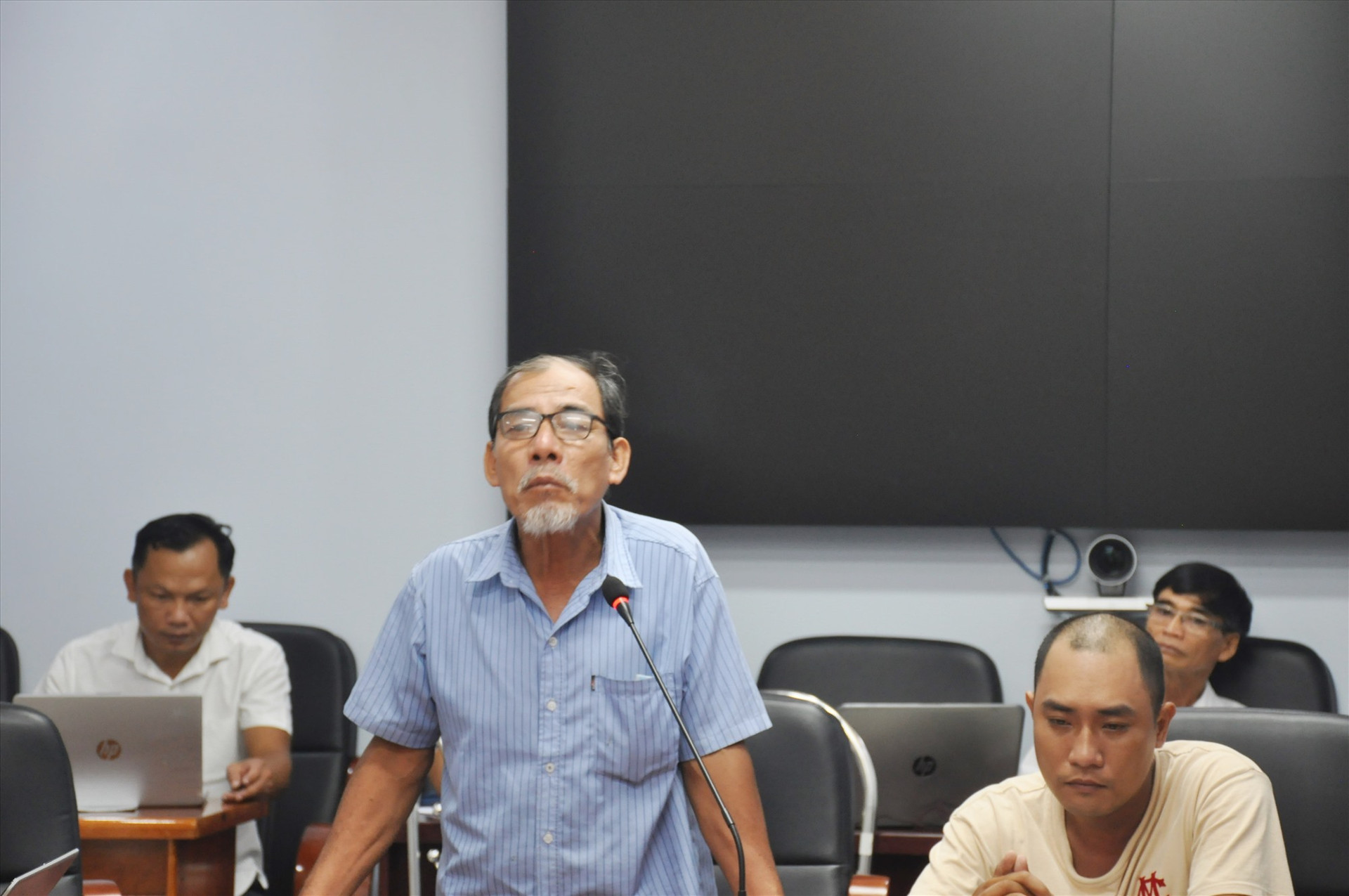 Ông Trần Quyễn phản ánh tại buổi tiếp công dân của Đoàn ĐBQH tỉnh. Ảnh: N.Đ