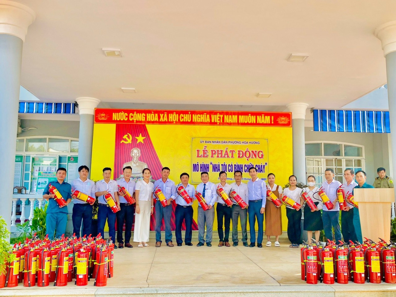 Trao tặng bình chữa cháy cho cán bộ, viên chức, người lao động UBND phường Hòa Hương. Ảnh: Q.T