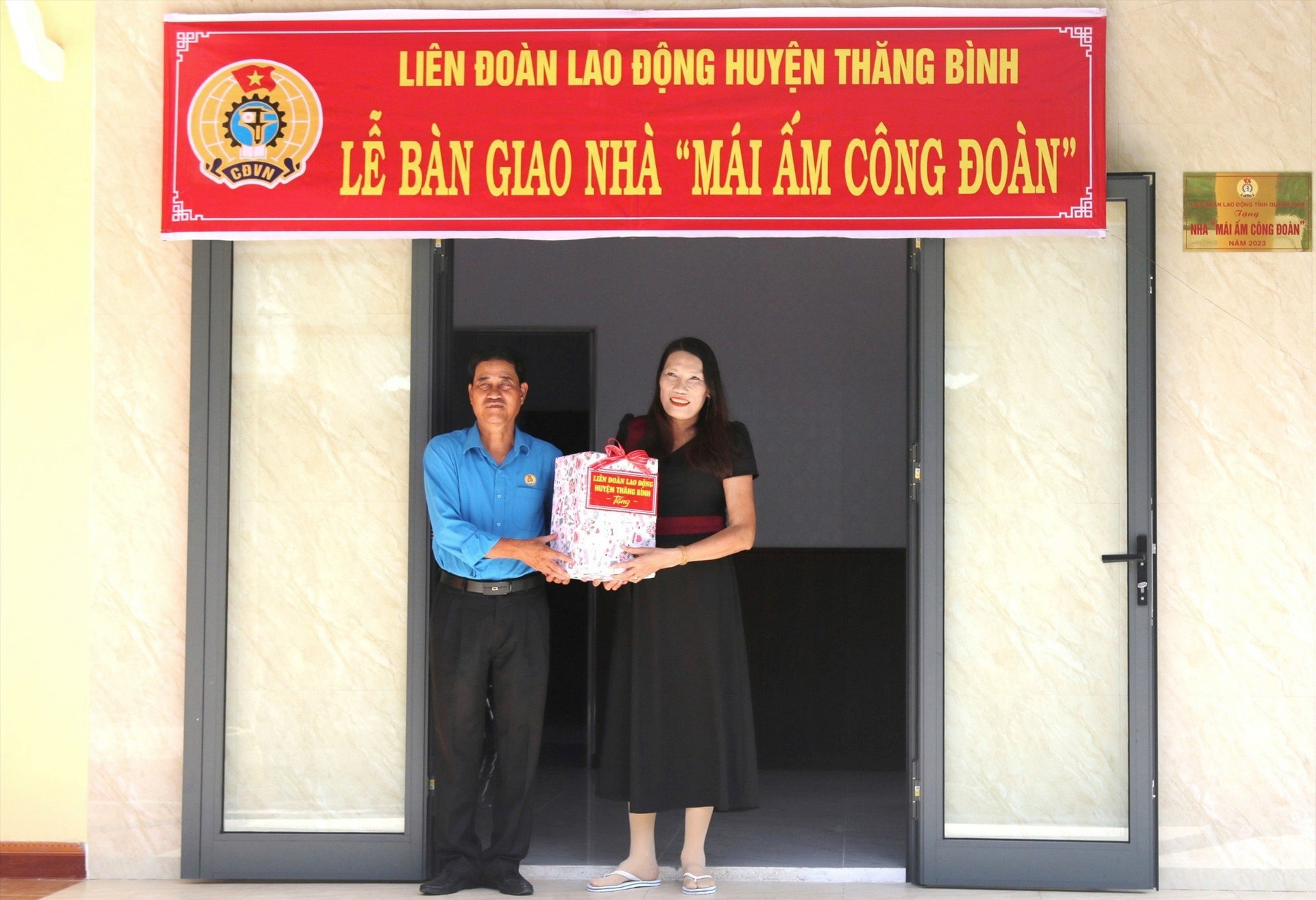 Lãnh đạo LĐLĐ huyện Thăng Bình trao quà cho đoàn viên Nguyễn Thị Thoa. Ảnh: MT