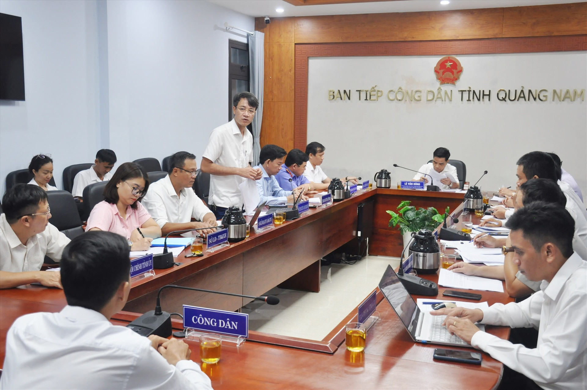 Đại diện lãnh đạo Sở TN-MT trao đổi các vấn đề liên quan đến nội dung ông Vũ Cường Việt phản ánh. Ảnh: N.Đ