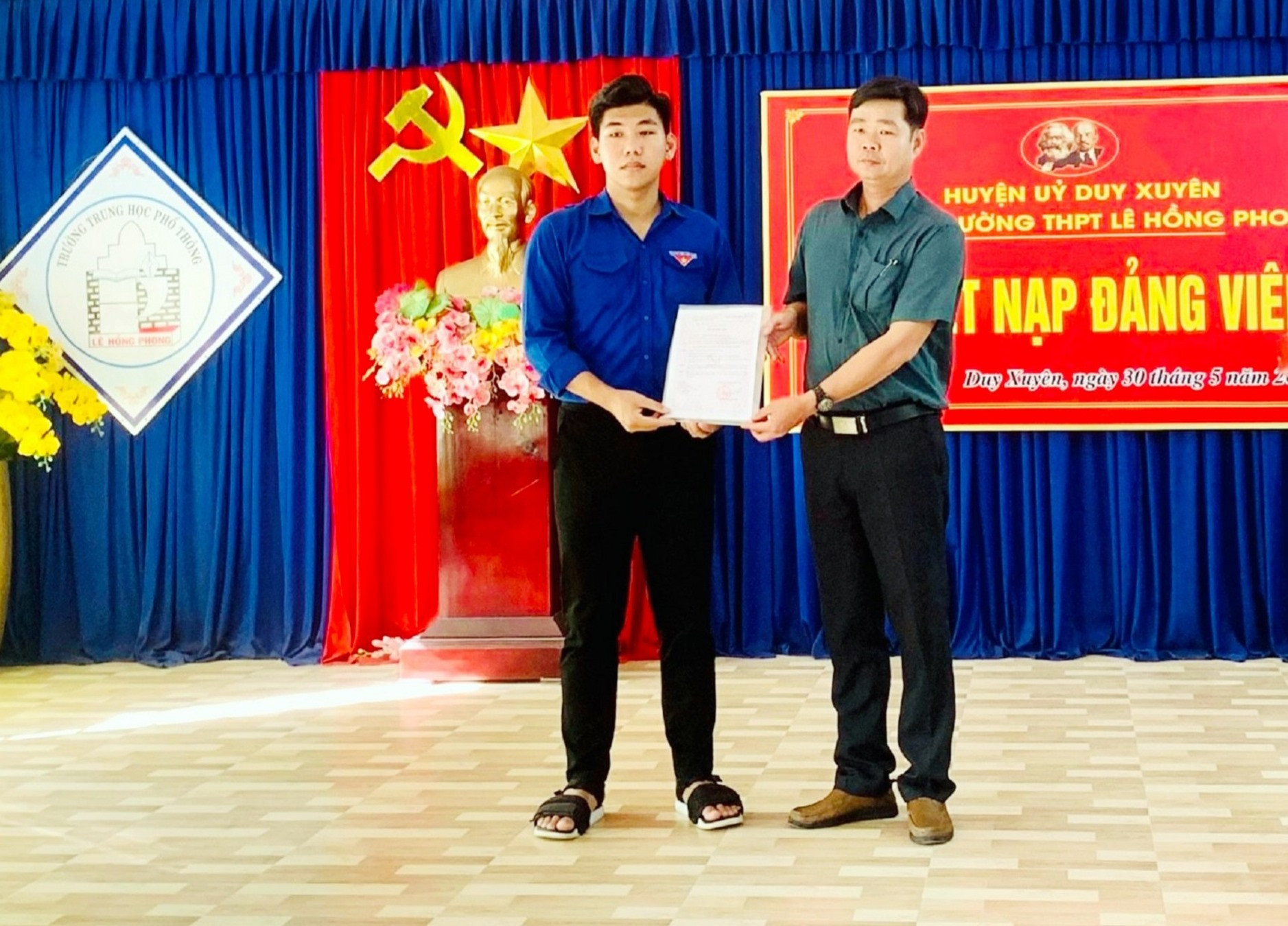 Trường THPT Lê Hồng Phong (Duy Xuyên) kết nạp học sinh là quần chúng ưu tú vào Đảng. Ảnh: T.P
