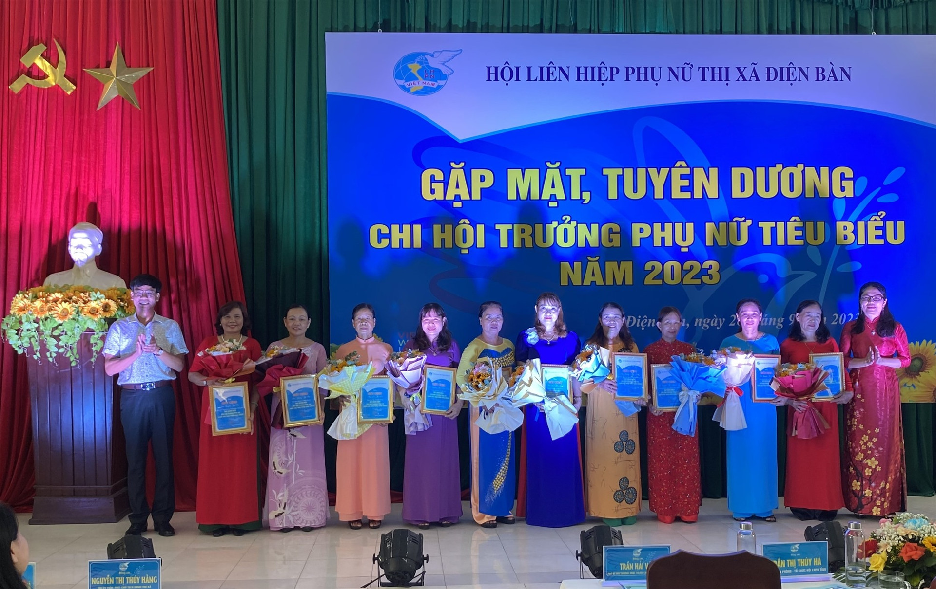 Hội LHPN Điện Bàn tuyên dương khen thưởng 20 chi hội trưởng phụ nữ tiêu biểu. Ảnh: V.L