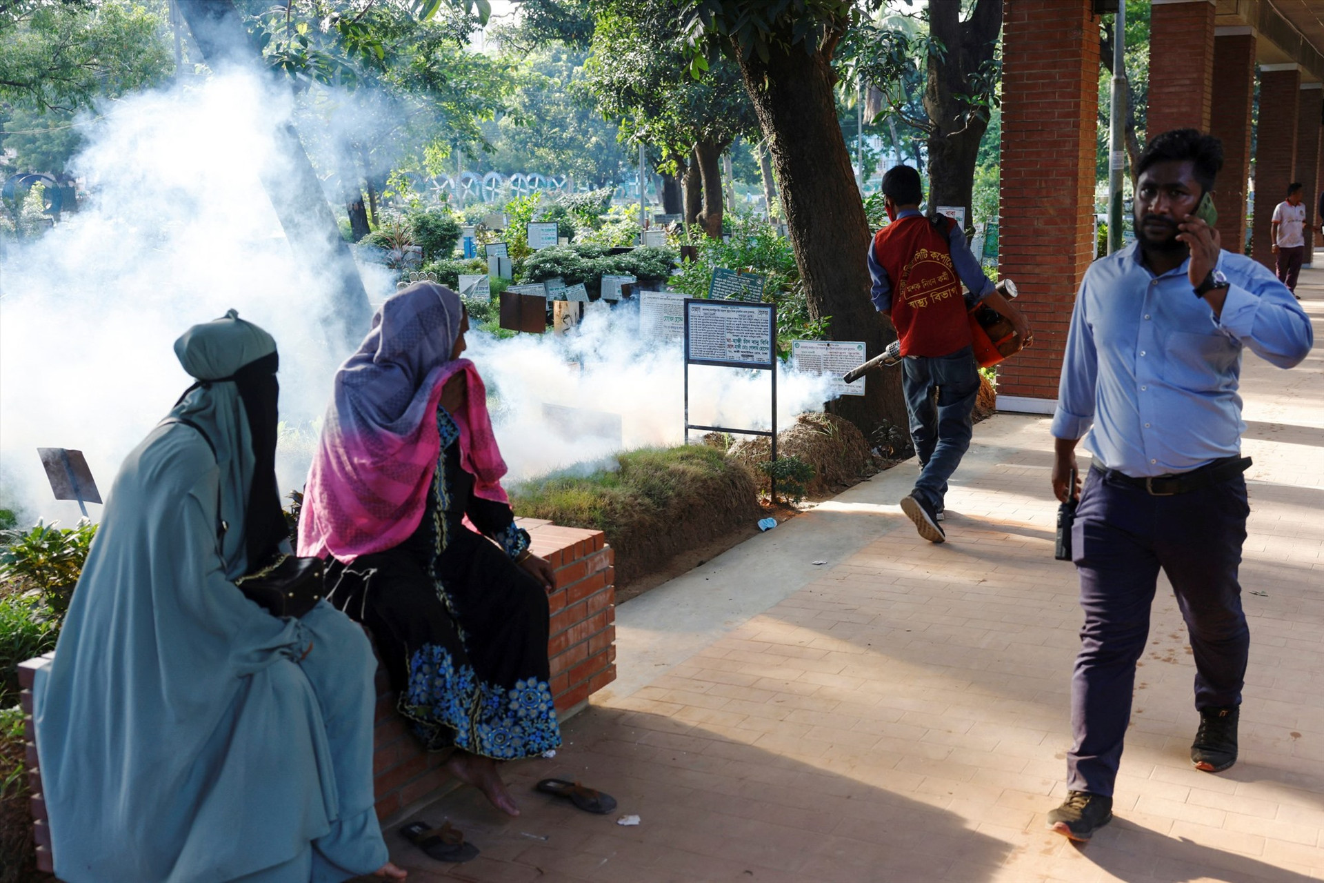 Bangladesh phun thuốc diệt muỗi chống bệnh SXH trong lúc số ca mắc bệnh gia tăng. Ảnh: Reuters
