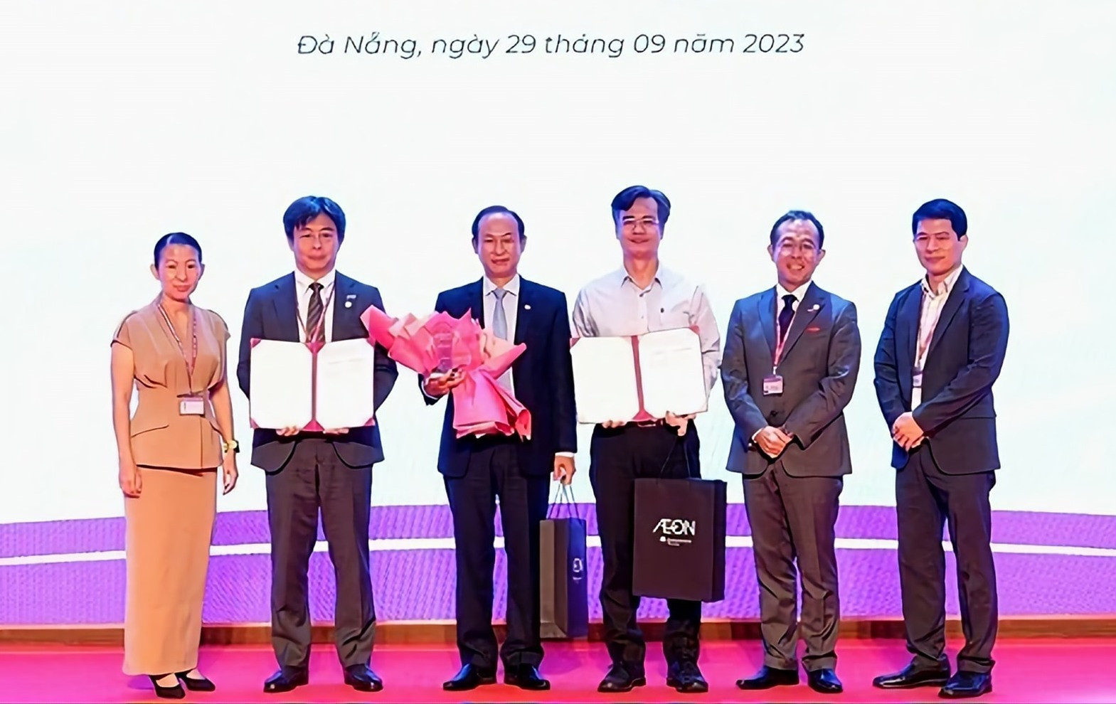 Đại diện Công ty AEON Việt Nam (thứ hai bên trái) và lãnh đạo Trường ĐH Ngoại ngữ -ĐHĐN ký kết hợp tác ngày 29/9/2023. Ảnh QUẾ LÂM