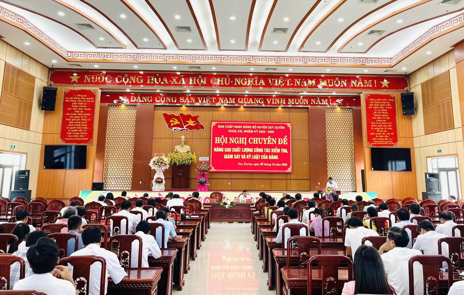 Quang cảnh hội nghị về công tác kiểm tra, giám sát trong Đảng do Huyện ủy Duy Xuyên tổ chức chiều 2/10.   Ảnh: N.T