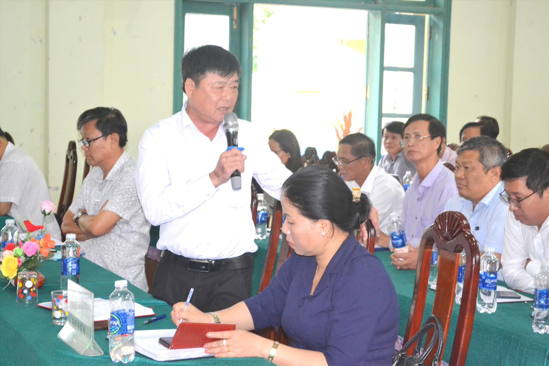 Bí thư Huyện ủy Nam Giang - ông Lê Văn Hường đề nghị các xã tăng cường tuyên truyền về lợi ích của chương trình xây dựng nông thôn mới. Ảnh: C.T