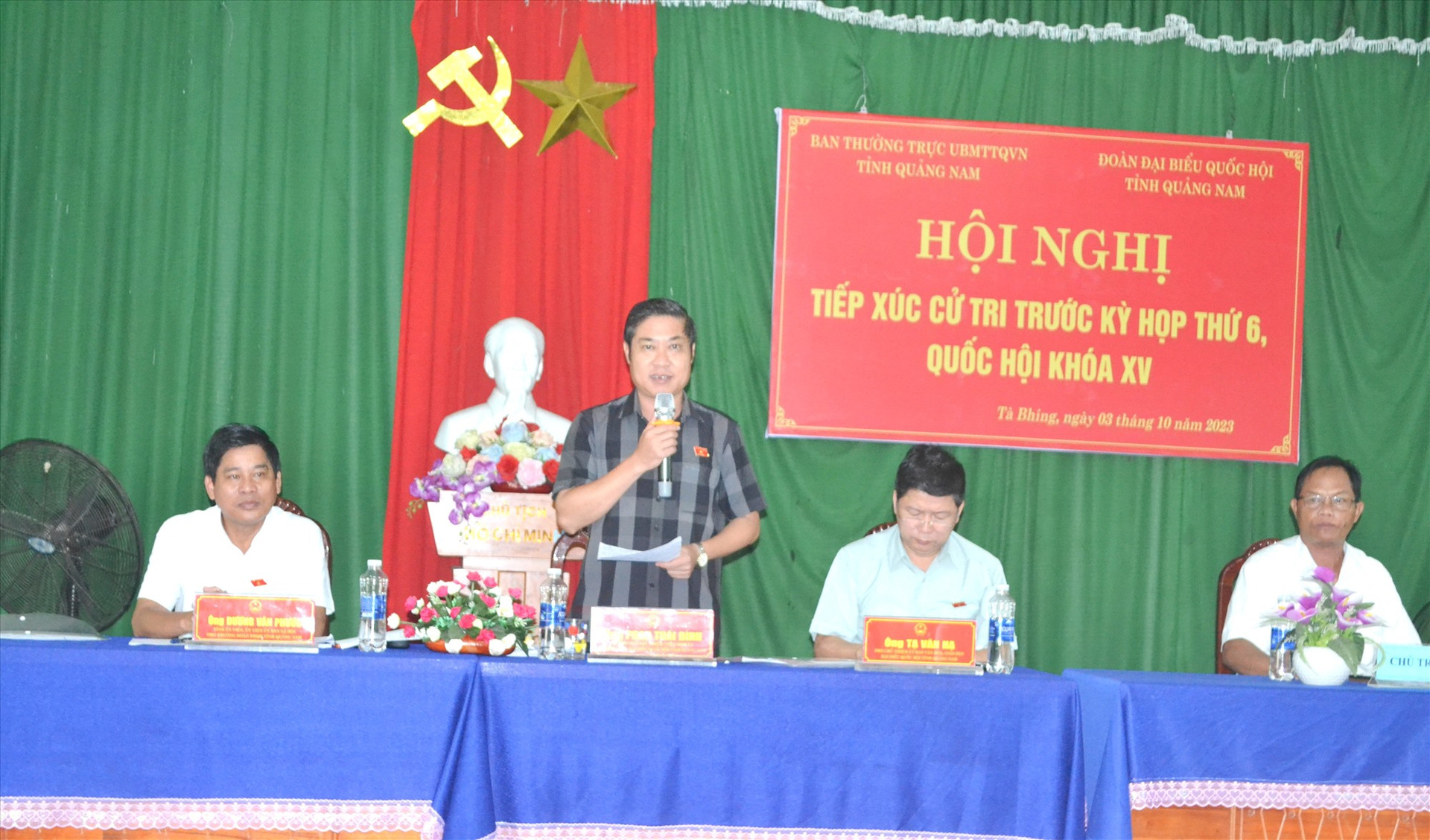 Đại biểu Phan Thái Bình ghi nhận kiến nghị của cử tri và cho biết sẽ tổng hợp, kiến nghị đến Quốc hội. Ảnh: C.T