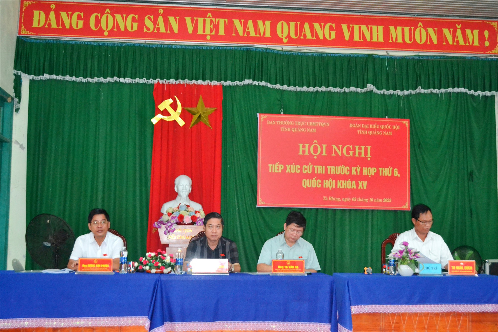 Các vị ĐBQH tỉnh tiếp xúc cử tri huyện Nam Giang sáng nay. Ảnh: C.T