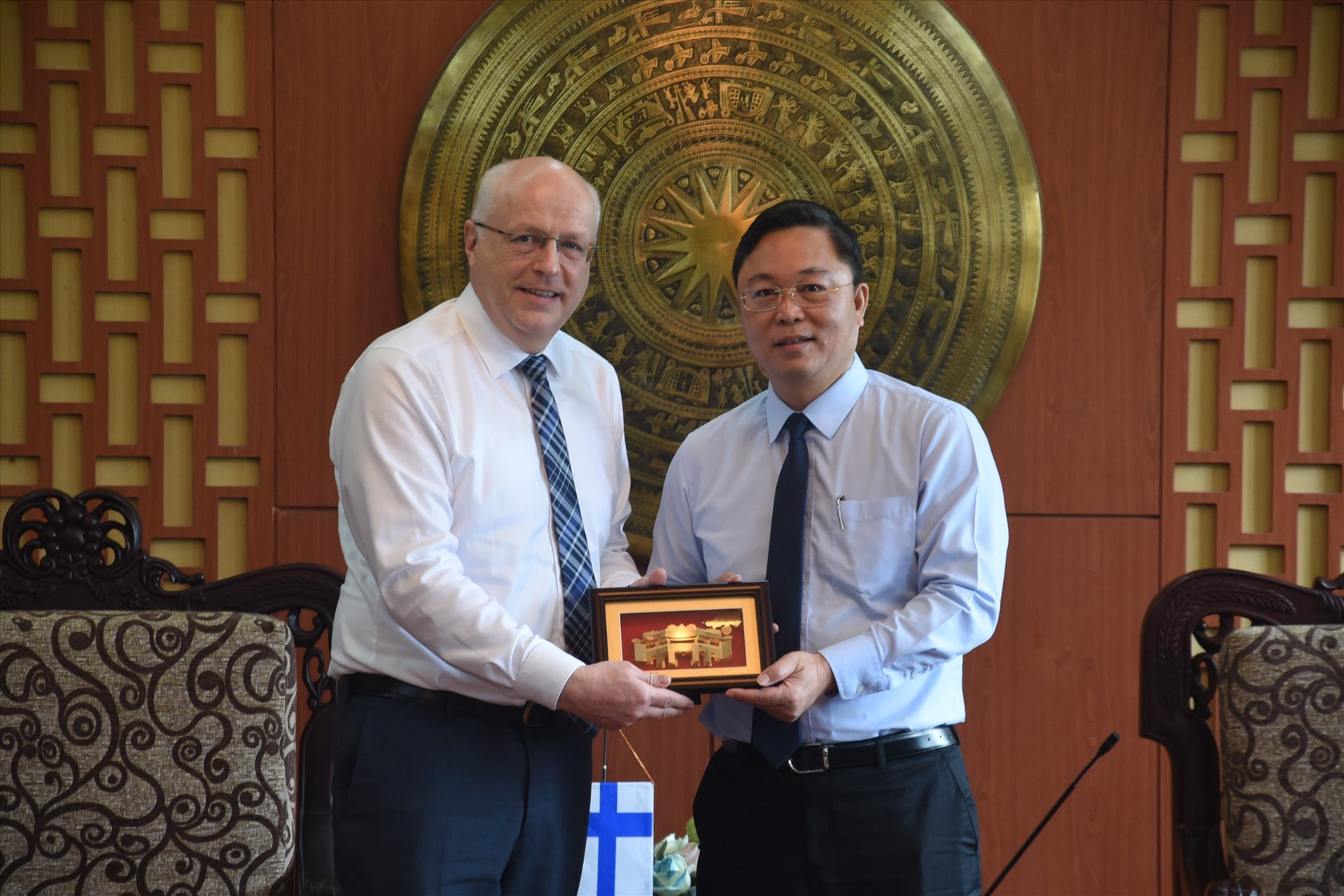 Chủ tịch UBND tỉnh Lê Trí Than tặng quà cho ông Keijo Norvanto - Đại sứ đặc mệnh toàn quyền Phần Lan tại Việt Nam. Ảnh: X.P