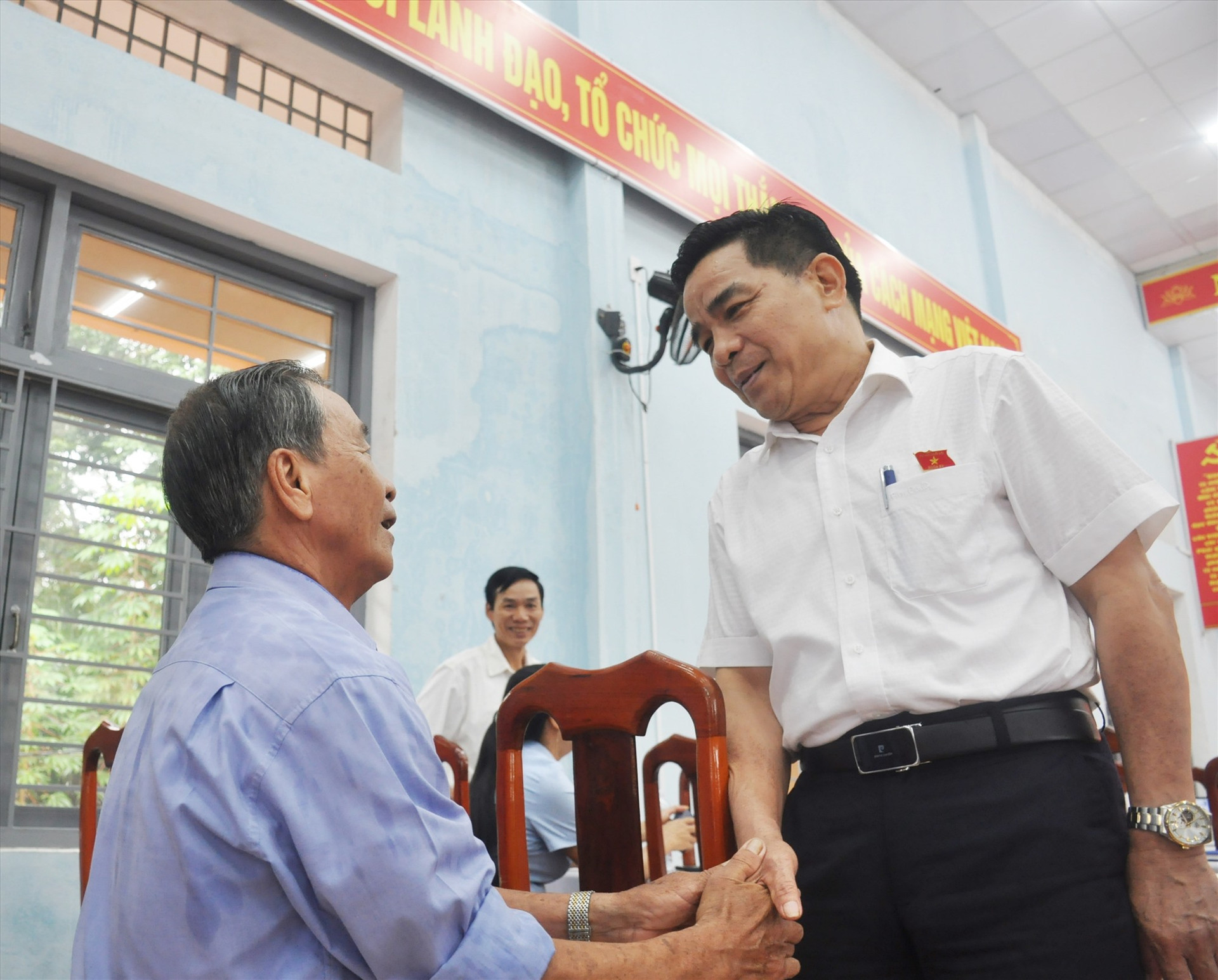 ĐBQH Lê Văn Dũng trao đổi với cử tri huyện Tiên Phước. Ảnh: N.Đ