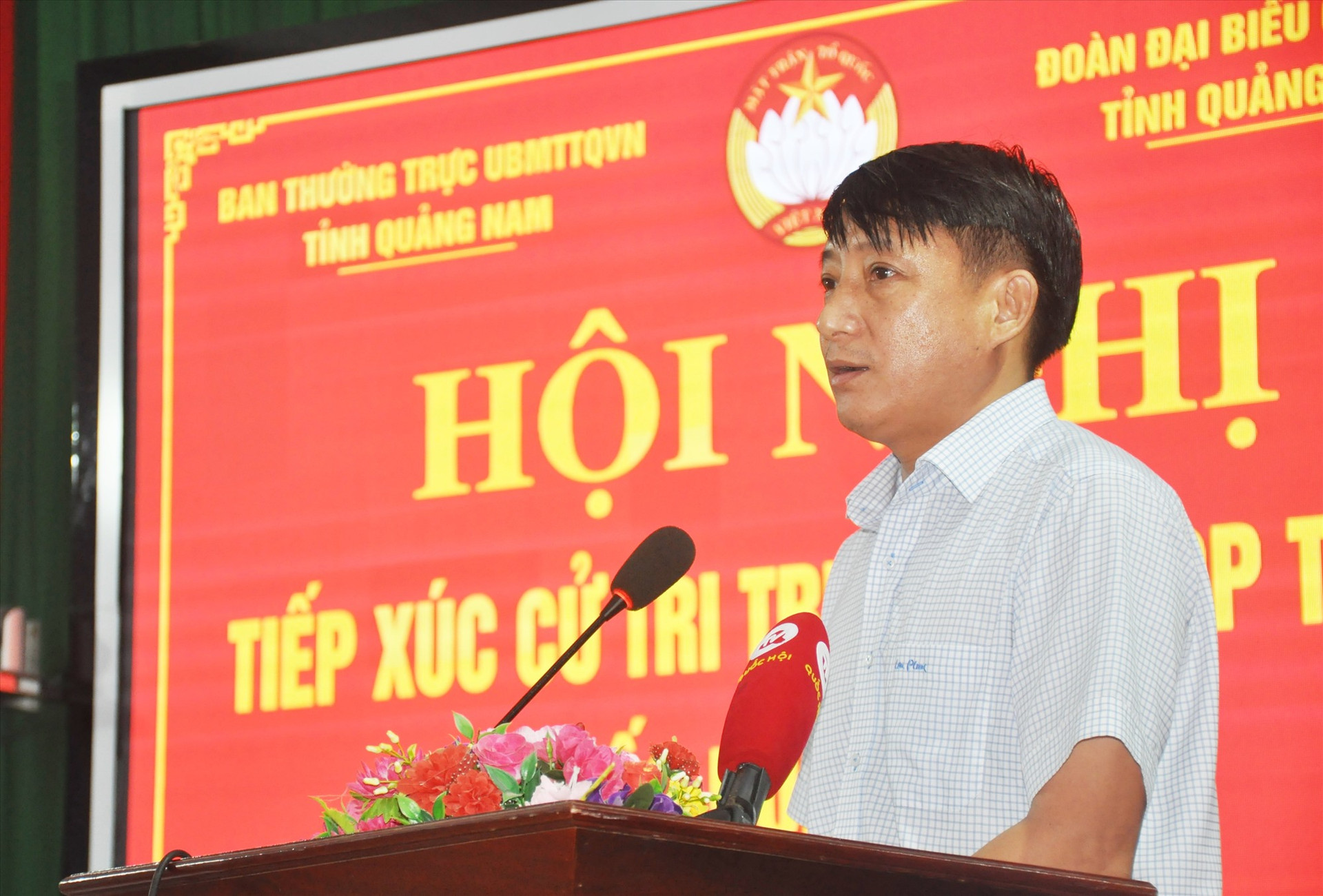 Ông Nguyễn Hùng Anh - Phó Chủ tịch UBND huyện Tiên Phước trao đổi các vấn đề cử tri phản ánh, kiến nghị tại buổi tiếp xúc. Ảnh: N.Đ