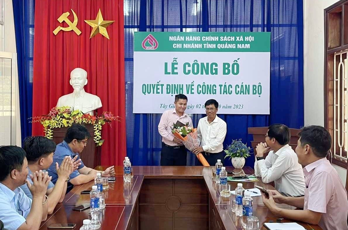 Lãnh đạo huyện Tây Giang tặng hoa chúc mừng ông Nguyễn Hữu Hoàng. Ảnh: T.Q