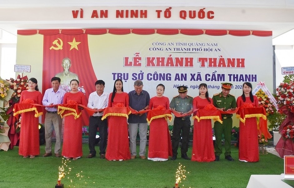 Cắt băng khánh thành trụ sở Công an xã Cẩm Thanh. Ảnh: X.M