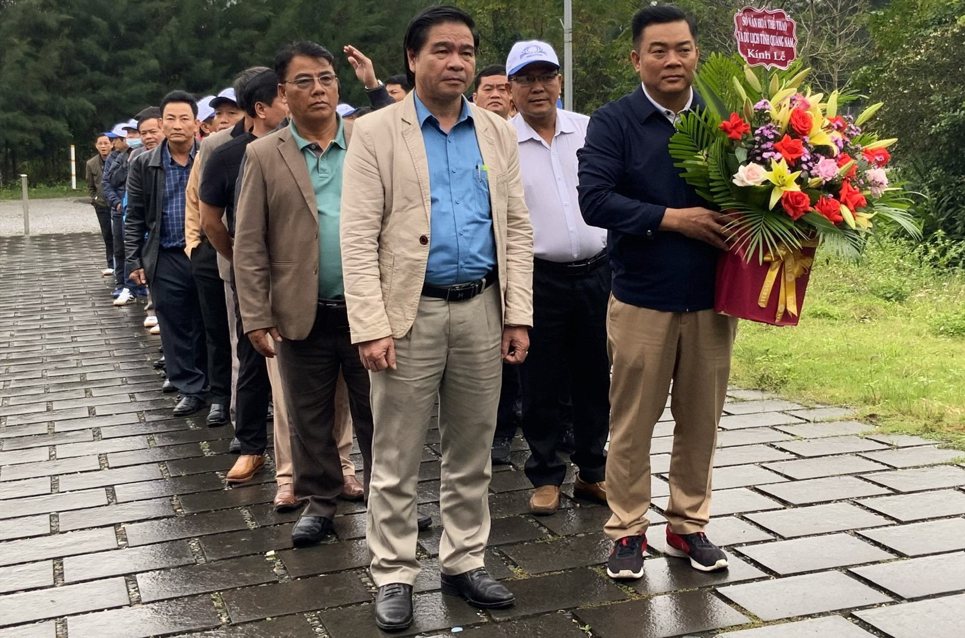 Ông Tào Viết Hải, Phó Giám đốc Sở VH-TT&DL tỉnh (Người giữ lẵng hoa) dẫn đầu đoàn công tác tỉnh Quảng Nam viếng mộ Đại tướng trong chuyến công tác cuối năm 2022.