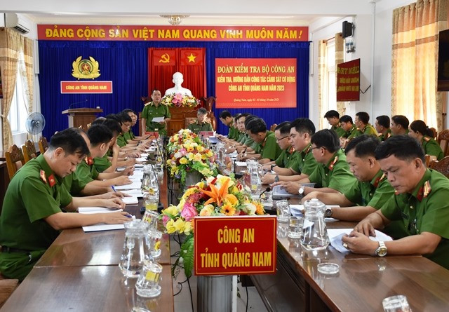 Đoàn công tác làm việc với lực lượng Cảnh sát cơ động Công an tỉnh Quảng Nam