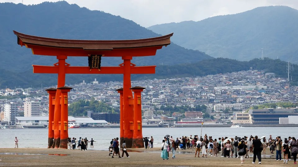 Khách du lịch tập trung trước Đền Itsukushima trên đảo Miyajima vào ngày 9 tháng 9 năm 2023.
