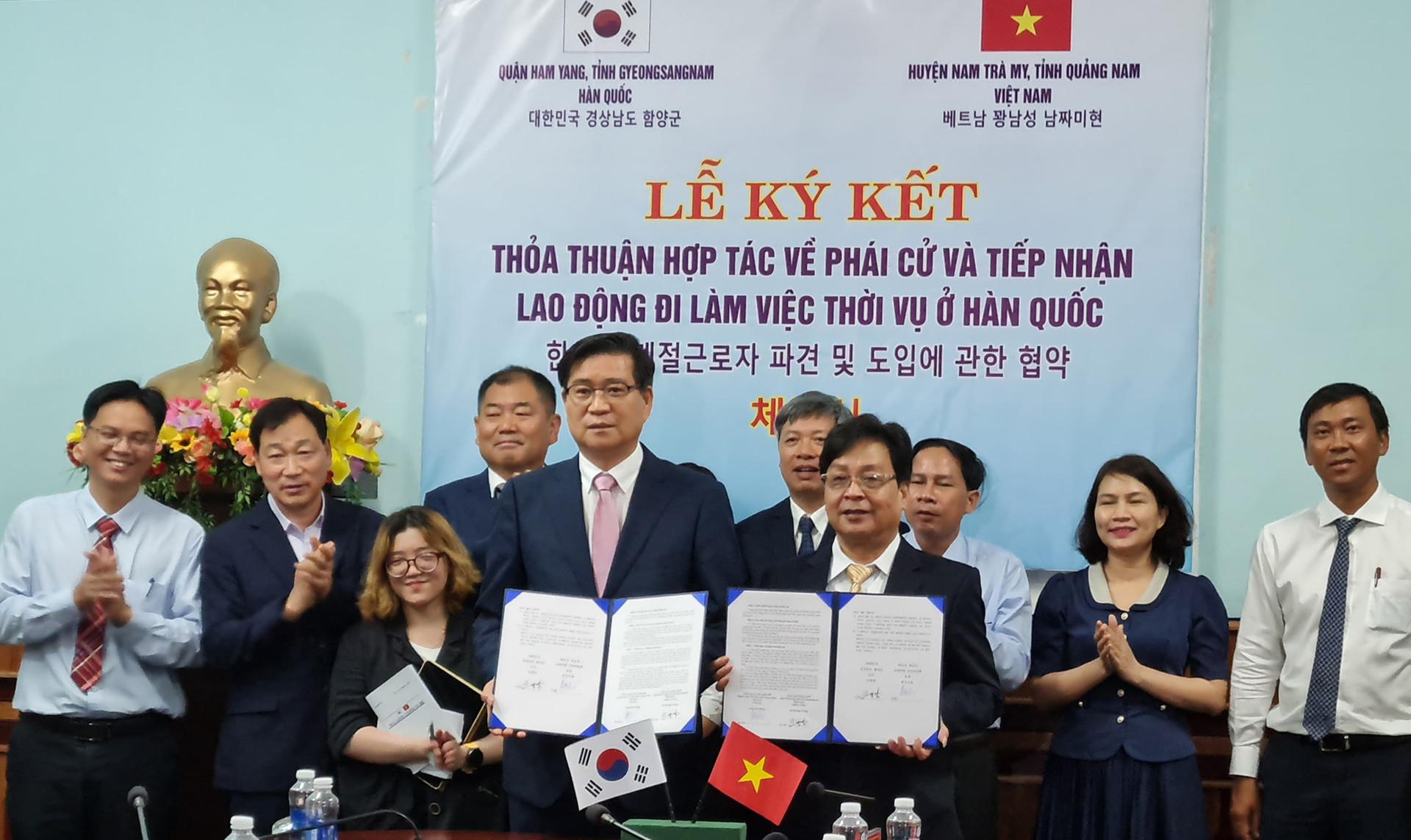 Huyện Nam Trà My và quận Ham Yang ký kết thỏa thuận hợp tác lao động. Ảnh: D.L