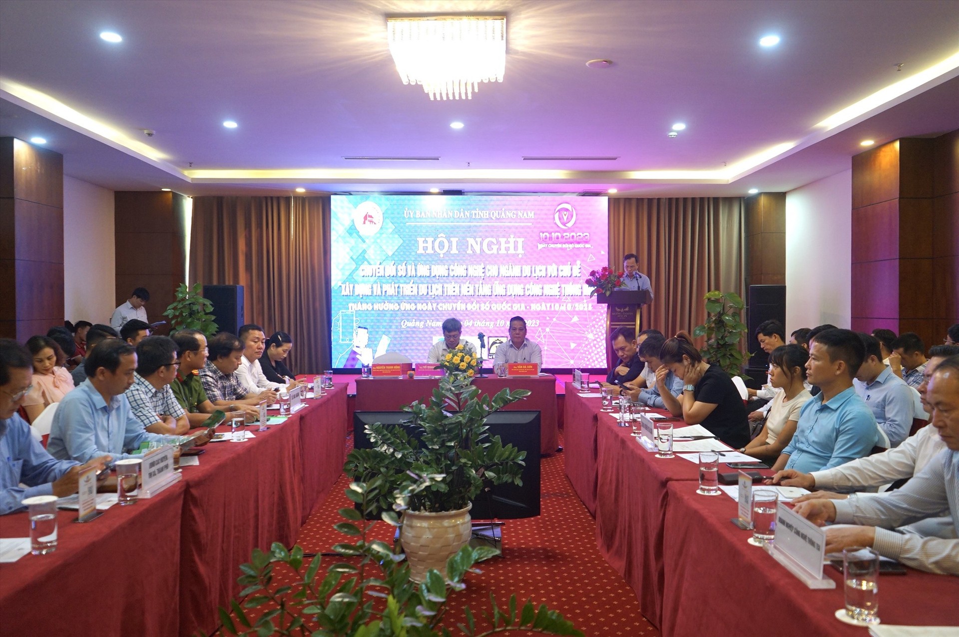 Phó Chủ tịch UBND tỉnh Hồ Quang Bửu cùng lãnh đạo Sở VH-TT&DL chủ trì hội nghị. Ảnh: Q.T