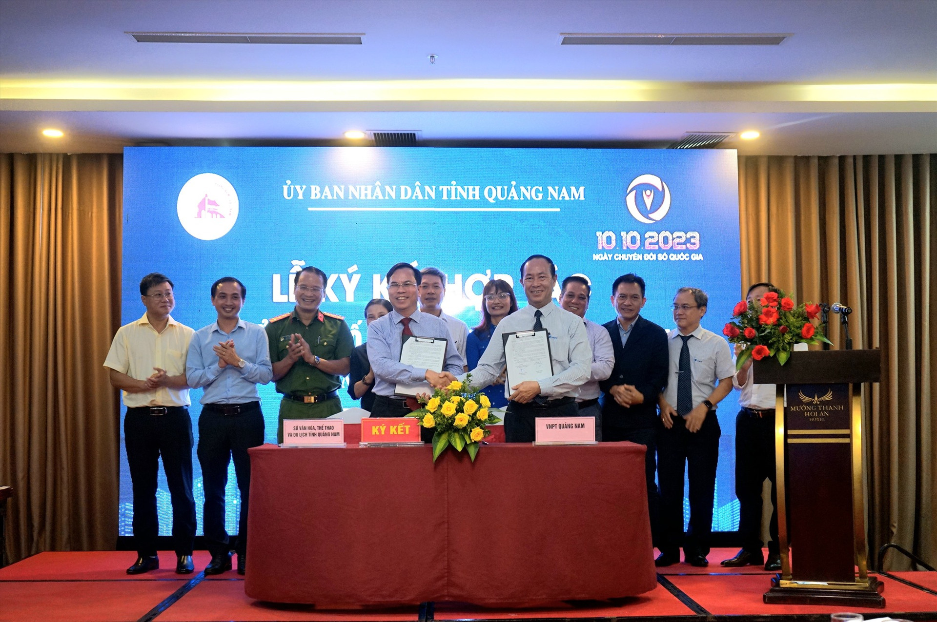 Lãnh đạo Sở VH-TT&DL và VNPT Quảng Nam ký kết hợp tác thúc đẩy du lịch thông minh. Ảnh: Q.T