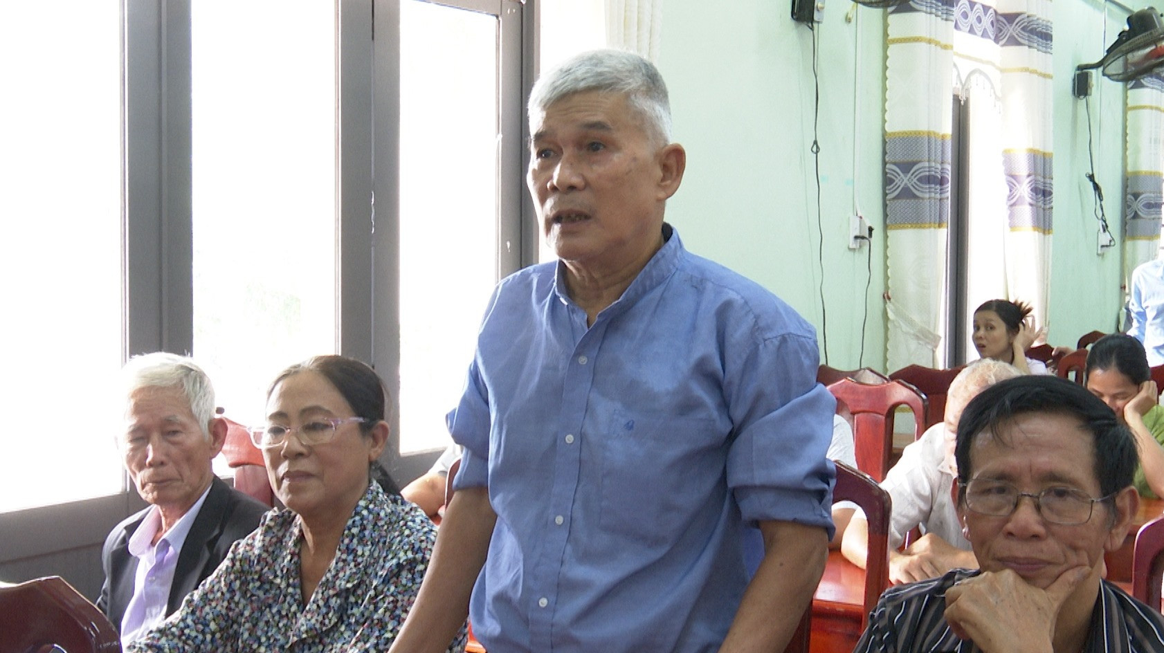 Người dân phản ánh với Chủ tịch huyện Tiên Phước bất cập trong dạy thêm, học thêm hiện nay. Ảnh.N.HƯNG