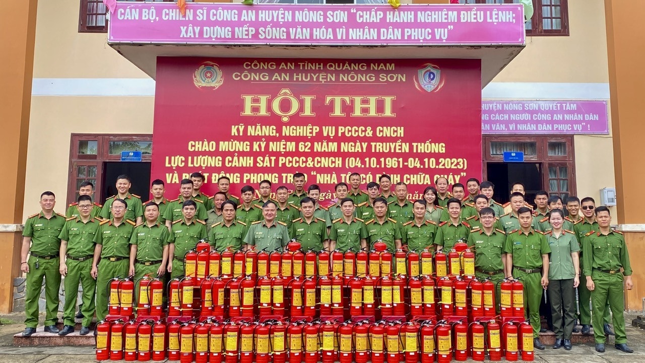 Phát động phong trào “Nhà tôi có bình chữa cháy“. Ảnh: N.P