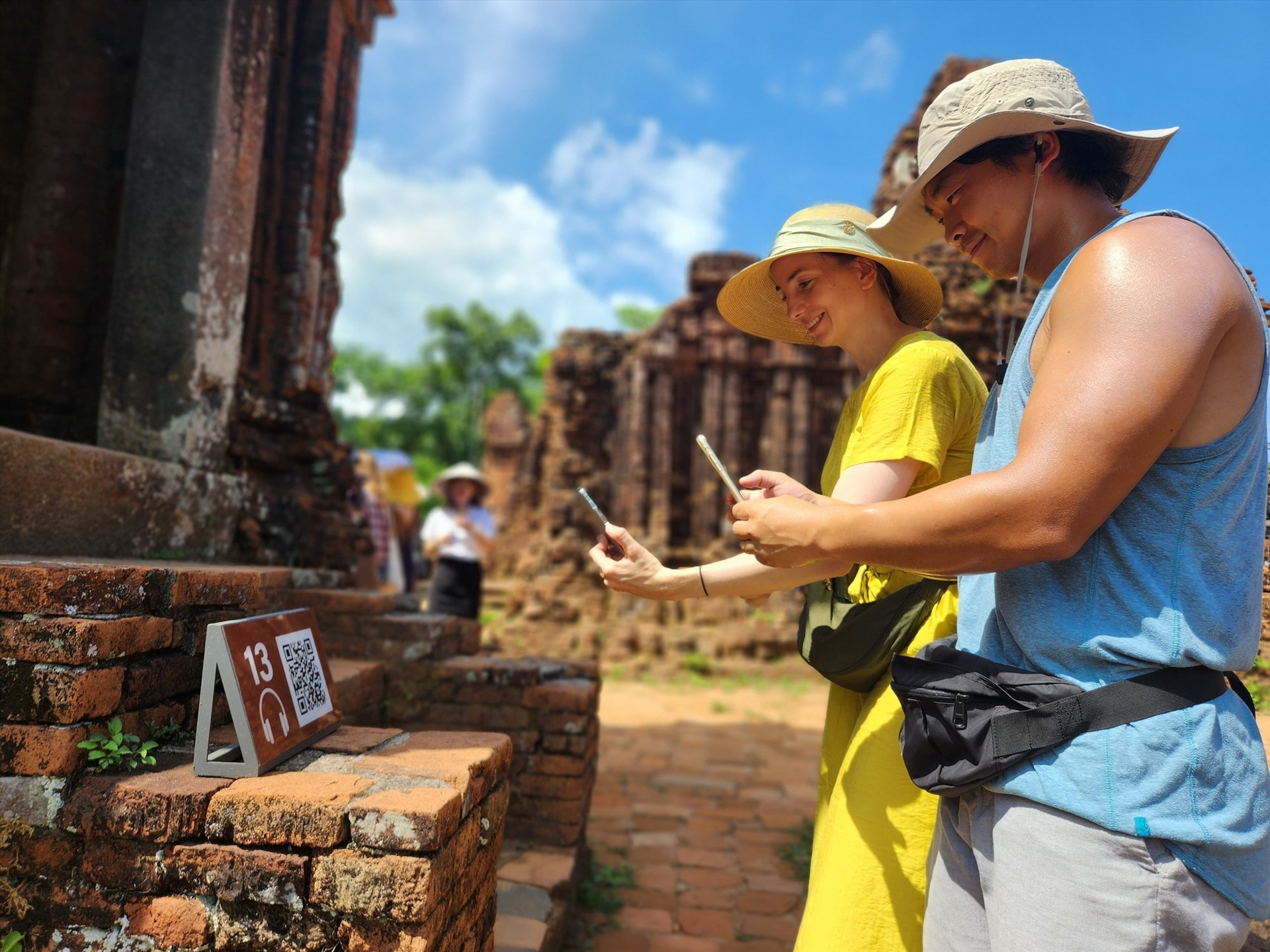 Foreigners getting information about My Son Sanctuary via QR check
