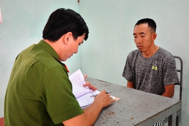 Công an lấy lời khai đối tượng Tài.