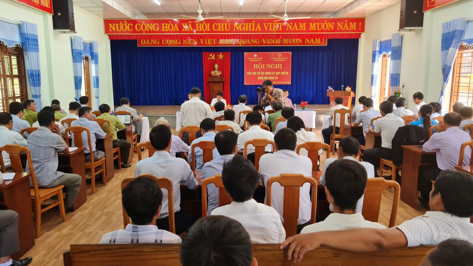 Buổi tiếp xúc cử tri của Đoàn ĐBQH tỉnh tại huyện Bắc Trà My. Ảnh: D.L